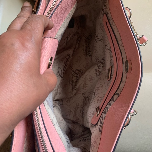 Guess multiple pockets Peach/Pink Handbag Xcellent Condition - Picture 9 of 13
